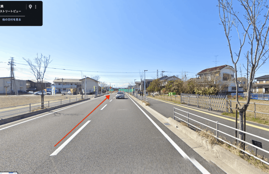 しばらく道なりに（２つ目の十字路まで直進）